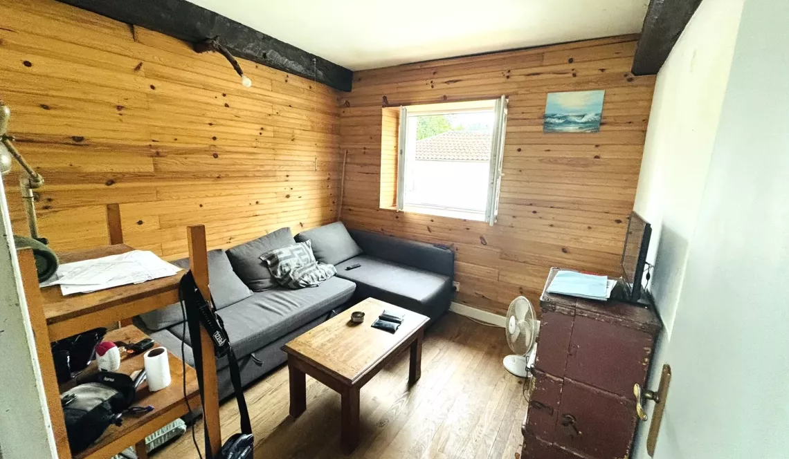 Exclusivité sur Urt bord d’Adour - Belle bâtisse avec deux logements loués de 102 m² habitable, un F3 et un F2, trois garages en rez de chaussée sur parcelle de 2428 m². Travaux à prévoir!