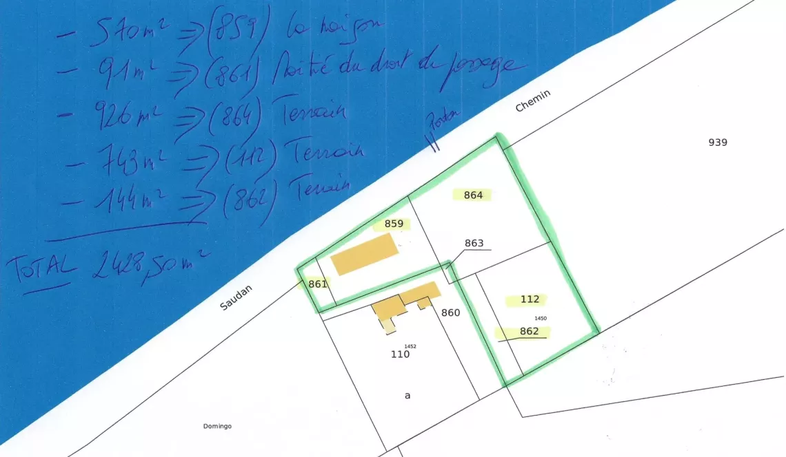 Exclusivité sur Urt bord d’Adour - Belle bâtisse avec deux logements loués de 102 m² habitable, un F3 et un F2, trois garages en rez de chaussée sur parcelle de 2428 m². Travaux à prévoir!