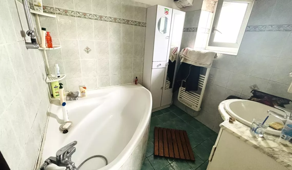 Exclusivité sur Urt bord d’Adour - Belle bâtisse avec deux logements loués de 102 m² habitable, un F3 et un F2, trois garages en rez de chaussée sur parcelle de 2428 m². Travaux à prévoir!