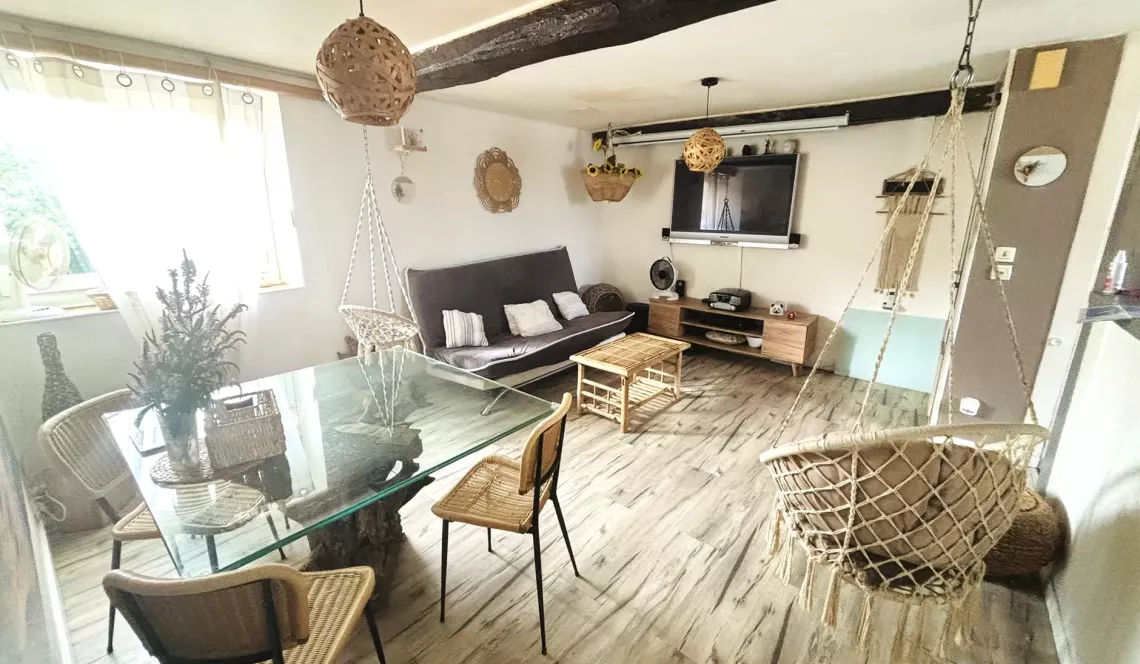 Exclusivité sur Urt bord d’Adour - Belle bâtisse avec deux logements loués de 102 m² habitable, un F3 et un F2, trois garages en rez de chaussée sur parcelle de 2428 m². Travaux à prévoir!