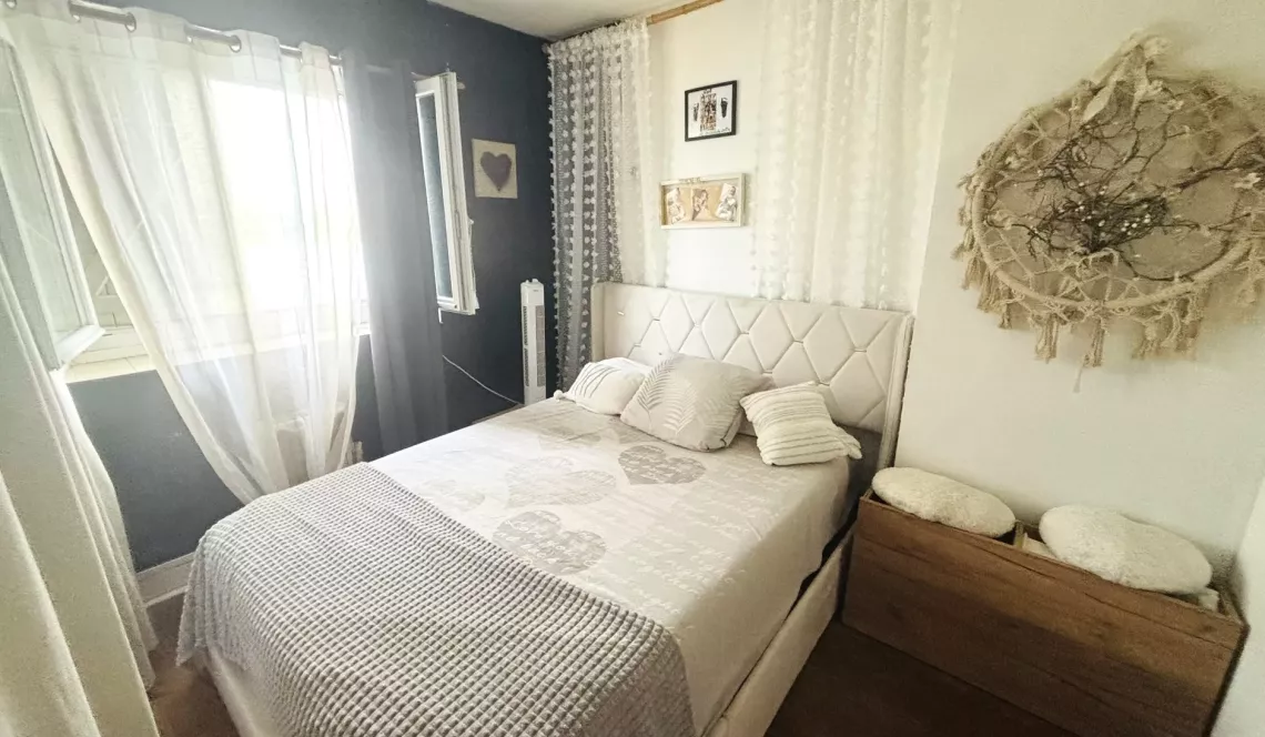 Exclusivité sur Urt bord d’Adour - Belle bâtisse avec deux logements loués de 102 m² habitable, un F3 et un F2, trois garages en rez de chaussée sur parcelle de 2428 m². Travaux à prévoir!