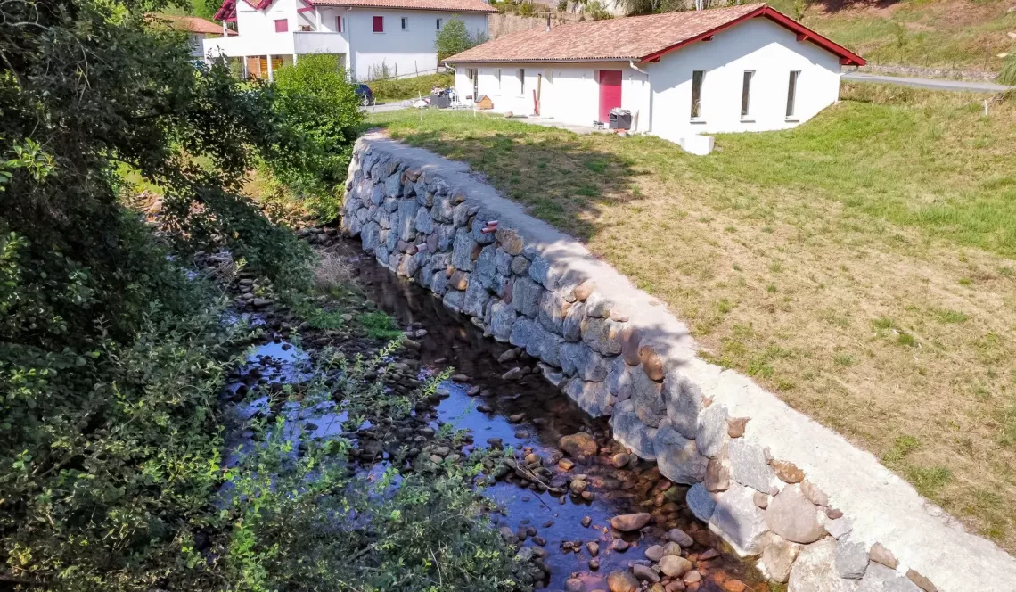 Exclusivité Bidarray - Cadre idylique pour ce plain-pied de 2021 de 143 m² habitable, 5 chambres, pièce de vie de 44 m², piscine intérieure de 43 m² à terminer sur 1737 m² de terrain.