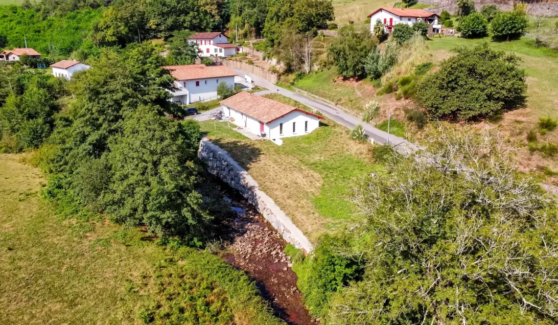 Exclusivité Bidarray - Cadre idylique pour ce plain-pied de 2021 de 143 m² habitable, 5 chambres, pièce de vie de 44 m², piscine intérieure de 43 m² à terminer sur 1737 m² de terrain.