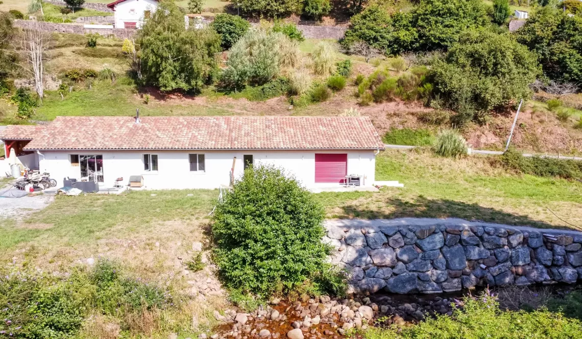 Exclusivité Bidarray - Cadre idylique pour ce plain-pied de 2021 de 143 m² habitable, 5 chambres, pièce de vie de 44 m², piscine intérieure de 43 m² à terminer sur 1737 m² de terrain.