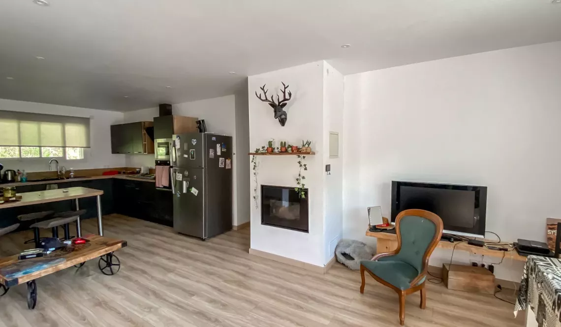 Exclusivité Bidarray - Cadre idylique pour ce plain-pied de 2021 de 143 m² habitable, 5 chambres, pièce de vie de 44 m², piscine intérieure de 43 m² à terminer sur 1737 m² de terrain.