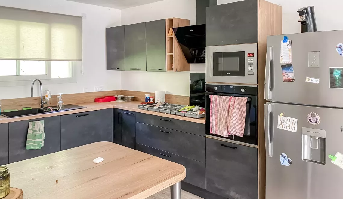 Exclusivité Bidarray - Cadre idylique pour ce plain-pied de 2021 de 143 m² habitable, 5 chambres, pièce de vie de 44 m², piscine intérieure de 43 m² à terminer sur 1737 m² de terrain.