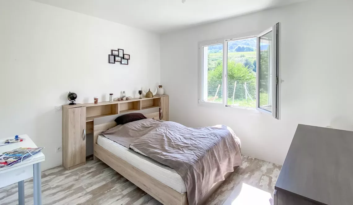 Exclusivité Bidarray - Cadre idylique pour ce plain-pied de 2021 de 143 m² habitable, 5 chambres, pièce de vie de 44 m², piscine intérieure de 43 m² à terminer sur 1737 m² de terrain.