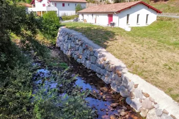 Exclusivité Bidarray - Cadre idylique pour ce plain-pied de 2021 de 143 m² habitable, 5 chambres, pièce de vie de 44 m², piscine intérieure à terminer sur 1737 m² de terrain.