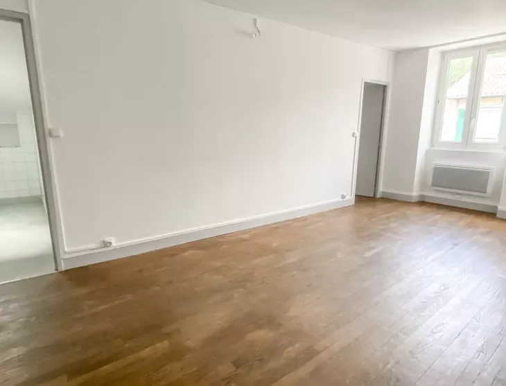 Quartier St Esprit à Bayonne - Type 2 de 57 m² habitable au sol au dernier étage, pièce de vie lumineuse. Travaux de remise aux goûts à prévoir!