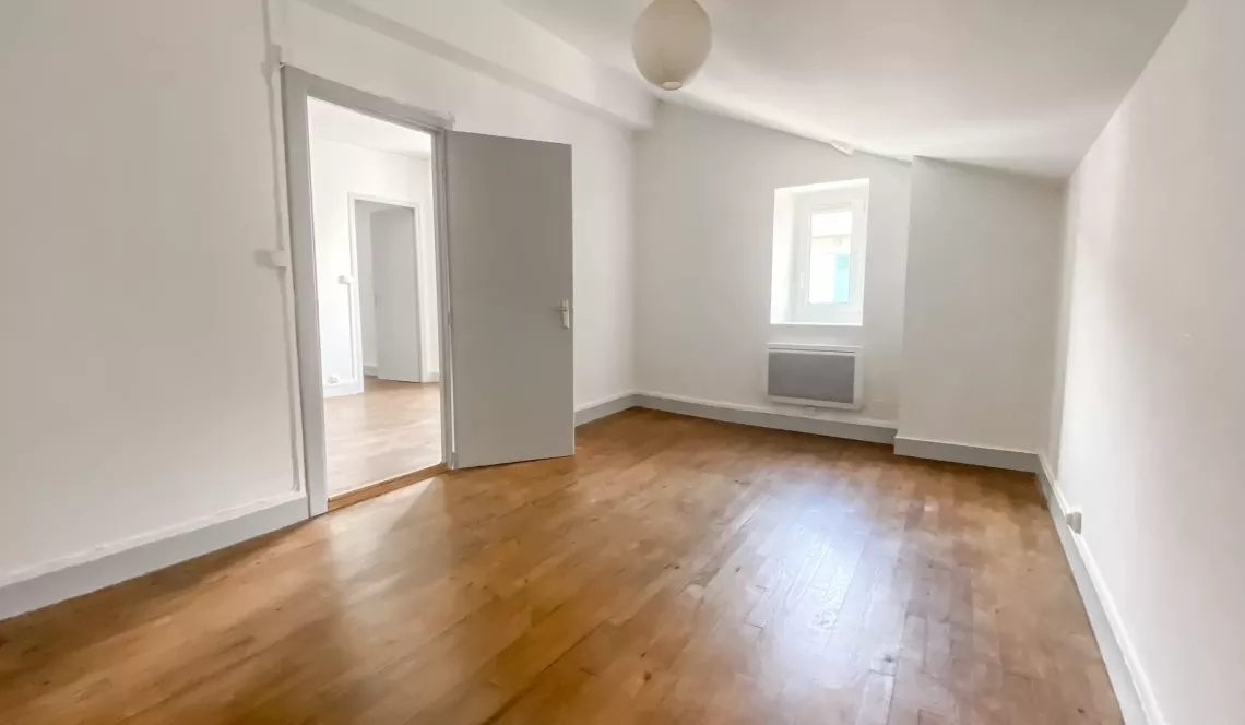 Quartier St Esprit à Bayonne - Type 2 de 57 m² habitable au sol au dernier étage, pièce de vie lumineuse. Travaux de remise aux goûts à prévoir!