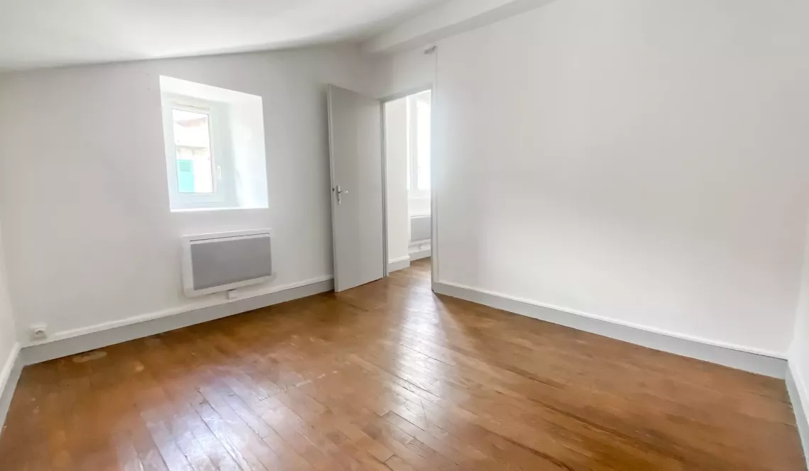 Quartier St Esprit à Bayonne - Type 2 de 57 m² habitable au sol au dernier étage, pièce de vie lumineuse. Travaux de remise aux goûts à prévoir!