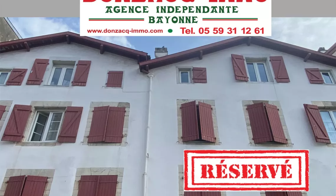 Quartier St Esprit à Bayonne - Type 2 de 57 m² habitable au sol au dernier étage, pièce de vie lumineuse. Travaux de remise aux goûts à prévoir!