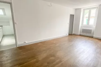 Quartier St Esprit à Bayonne - Type 2 de 57 m² habitable au sol au dernier étage, pièce de vie lumineuse. Travaux de remise aux goûts à prévoir!