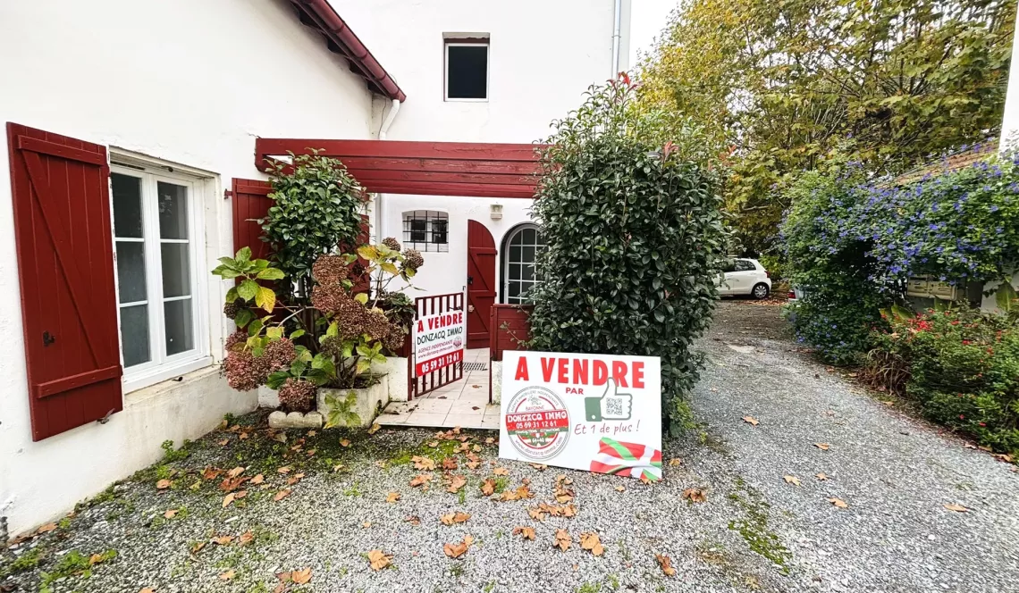 Biarritz le Lac Marion - Coup de coeur pour ce type 2 de 32 m² habitable en rez de de chaussée + terrasse de 12 m². Refait entièrement en 2019. Place de parking