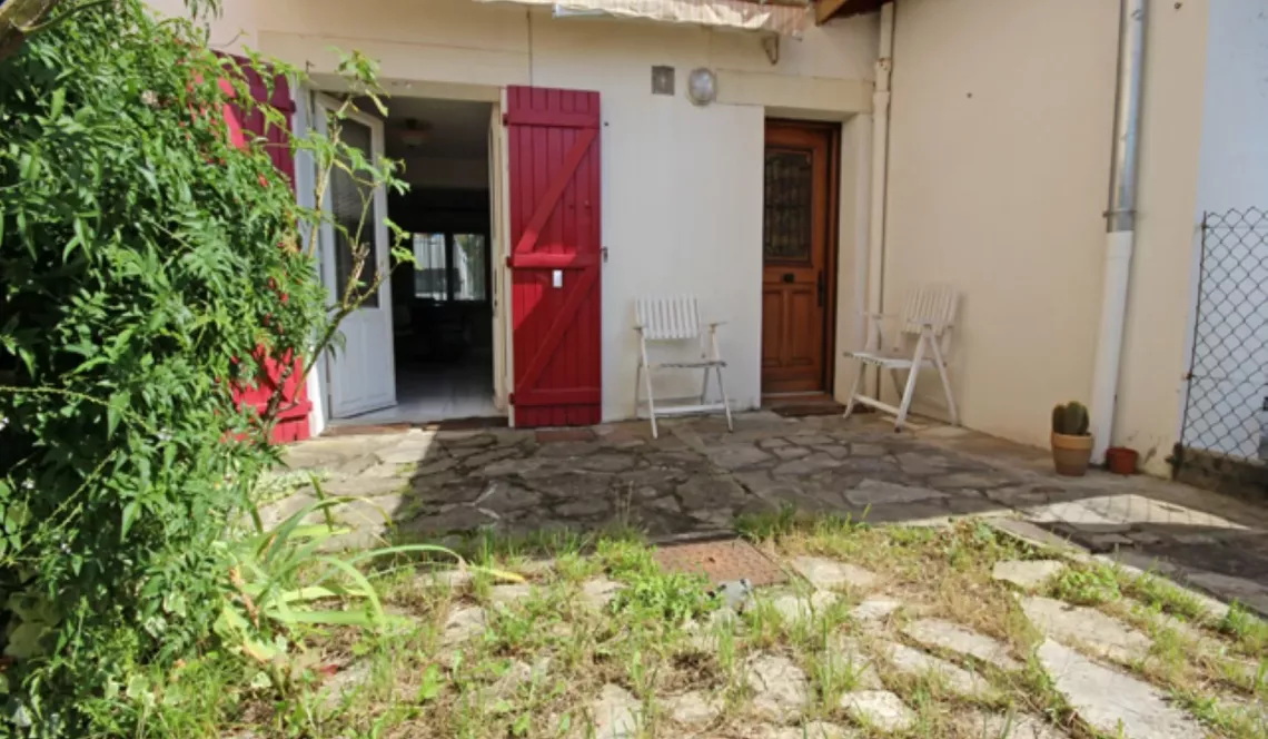 Bayonne Beyris - En rez de chaussée type 2 de 45 m² habitable avec jardin en jouissance privative + place de parking