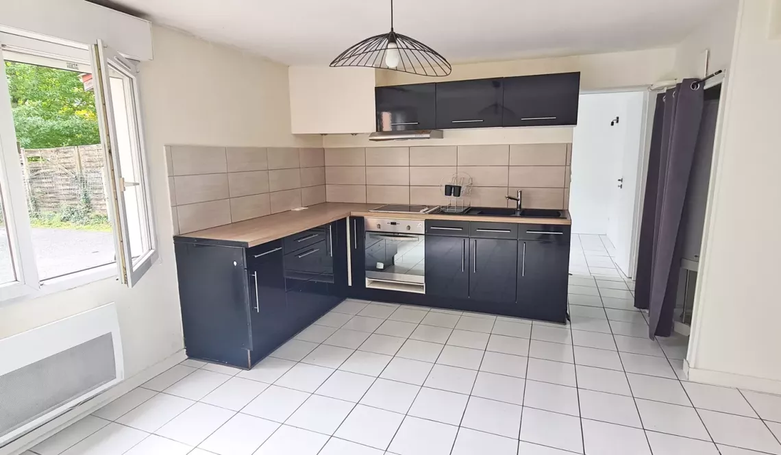 Bayonne Beyris - En rez de chaussée type 2 de 45 m² habitable avec jardin en jouissance privative + place de parking