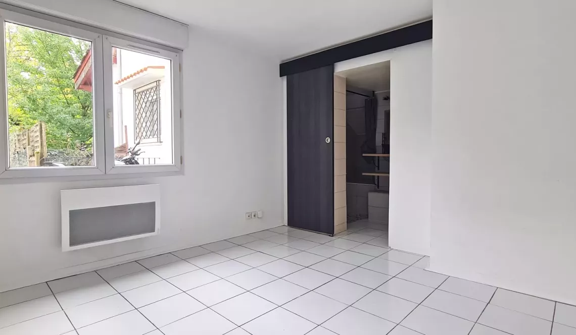 Bayonne Beyris - En rez de chaussée type 2 de 45 m² habitable avec jardin en jouissance privative + place de parking