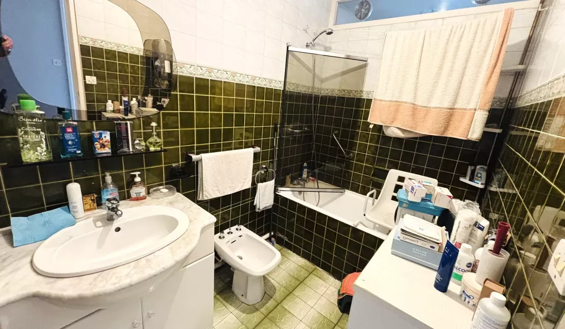 Co-Exclu sur Bayonne le Grand Basque - Type 4 de 90 m² habitable à relooker, double séjour plein sud et deux chambres, cuisine indépendante, salle de bains + dressing