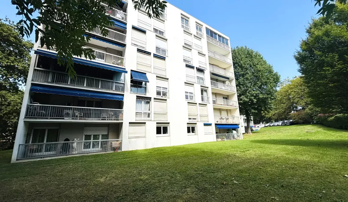 Co-Exclu sur Bayonne le Grand Basque - Type 4 de 90 m² habitable à relooker, double séjour plein sud et deux chambres, cuisine indépendante, salle de bains + dressing