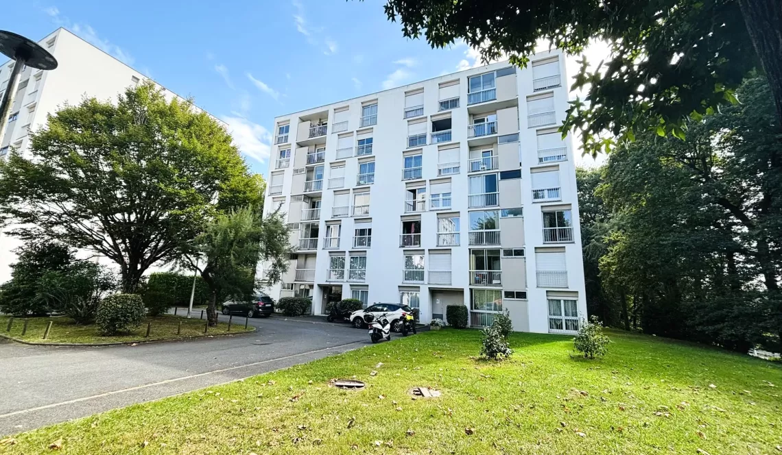 Co-Exclu sur Bayonne le Grand Basque - Type 4 de 90 m² habitable à relooker, double séjour plein sud et deux chambres, cuisine indépendante, salle de bains + dressing