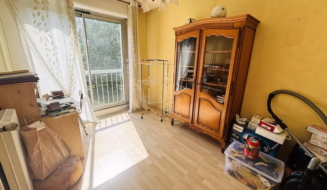 Co-Exclu sur Bayonne le Grand Basque - Type 4 de 90 m² habitable à relooker, double séjour plein sud et deux chambres, cuisine indépendante, salle de bains + dressing