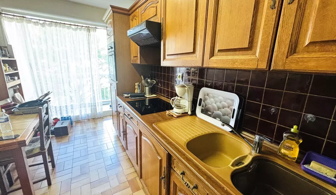 Co-Exclu sur Bayonne le Grand Basque - Type 4 de 90 m² habitable à relooker, double séjour plein sud et deux chambres, cuisine indépendante, salle de bains + dressing