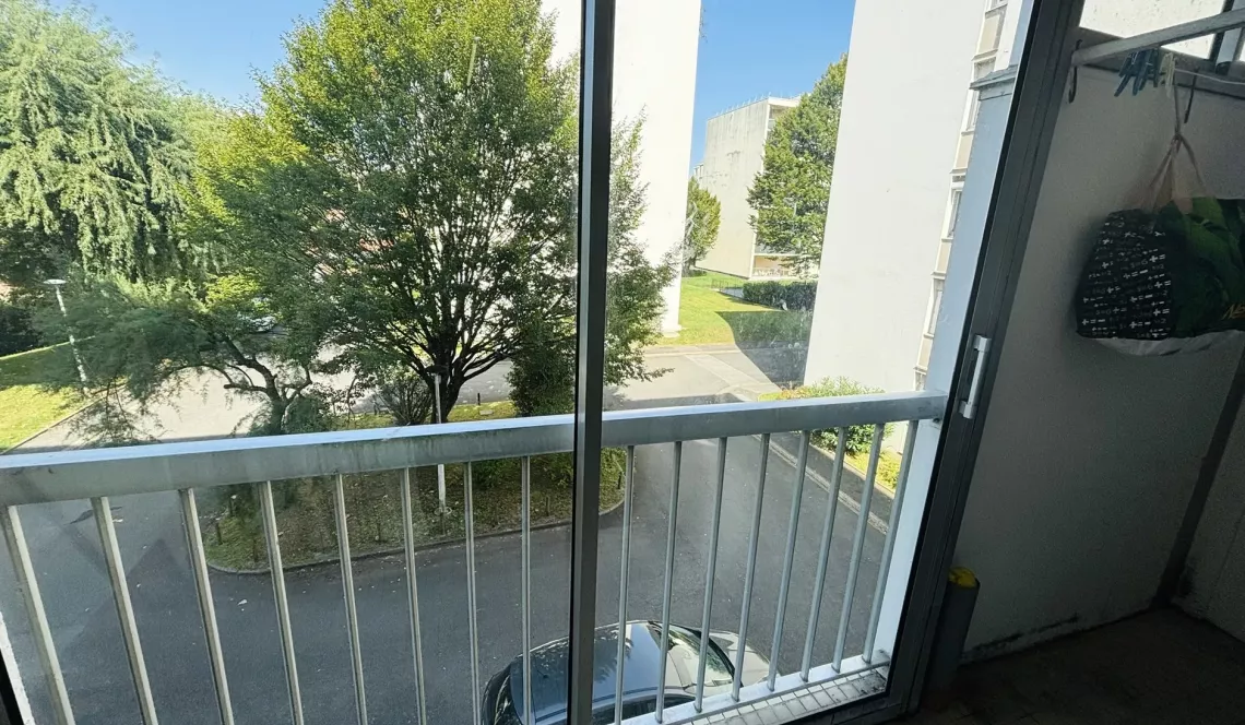 Co-Exclu sur Bayonne le Grand Basque - Type 4 de 90 m² habitable à relooker, double séjour plein sud et deux chambres, cuisine indépendante, salle de bains + dressing