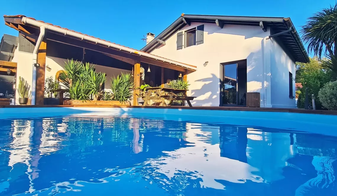 Exclusivité à URT - A 20 minutes de Bayonne, maison coup de coeur de 143 m² H au sol, 4 chambres, pièce de vie de 48 m², terrasse + piscine sur 700 m² de terrain