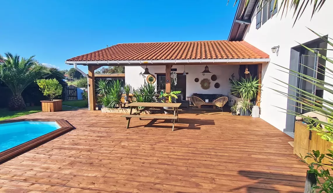 Exclusivité à URT - A 20 minutes de Bayonne, maison coup de coeur de 143 m² H au sol, 4 chambres, pièce de vie de 48 m², terrasse + piscine sur 700 m² de terrain