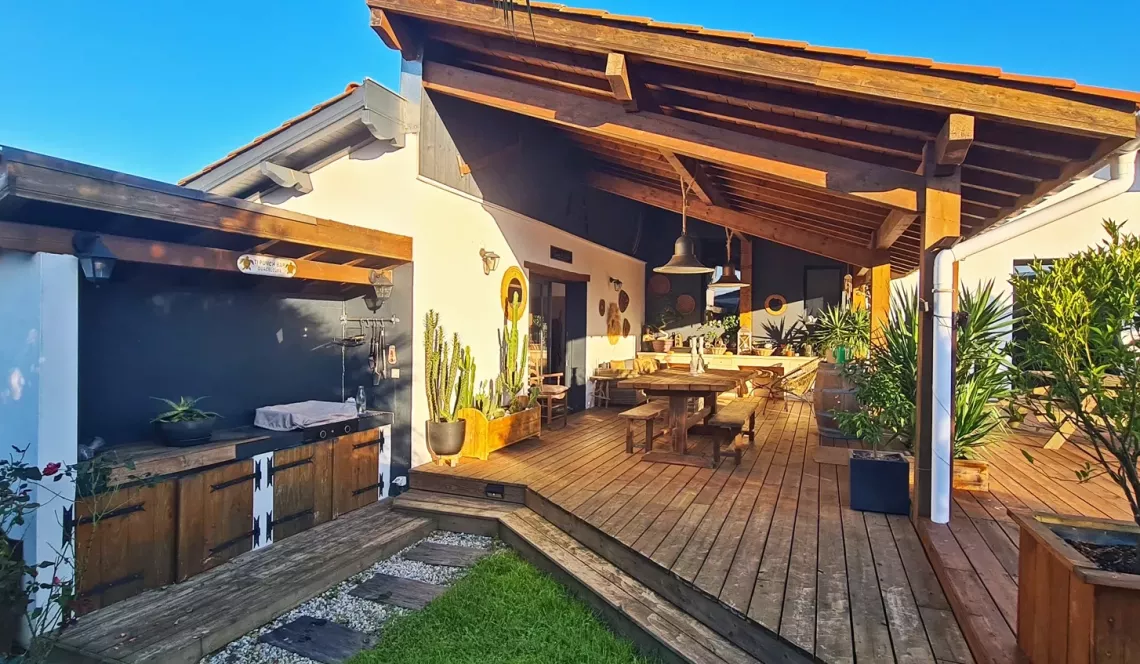 Exclusivité à URT - A 20 minutes de Bayonne, maison coup de coeur de 143 m² H au sol, 4 chambres, pièce de vie de 48 m², terrasse + piscine sur 700 m² de terrain