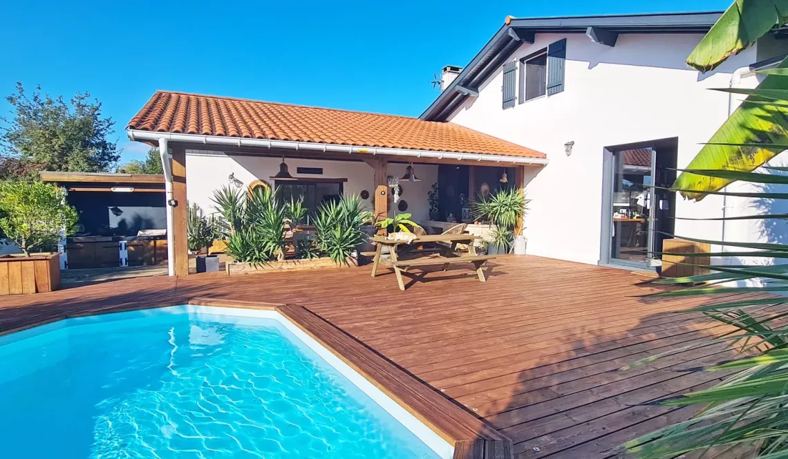 Exclusivité à URT - A 20 minutes de Bayonne, maison coup de coeur de 143 m² H au sol, 4 chambres, pièce de vie de 48 m², terrasse + piscine sur 700 m² de terrain