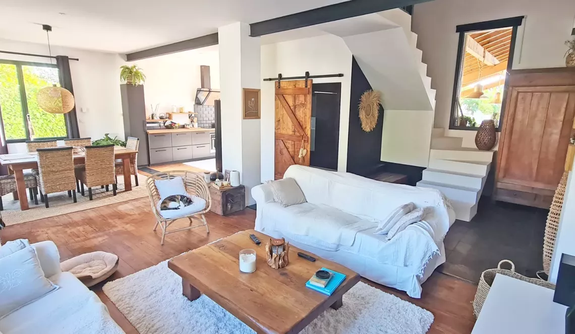 Exclusivité à URT - A 20 minutes de Bayonne, maison coup de coeur de 143 m² H au sol, 4 chambres, pièce de vie de 48 m², terrasse + piscine sur 700 m² de terrain