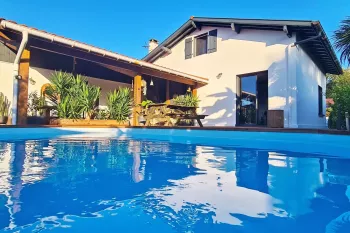 Exclusivité à URT - A 20 minutes de Bayonne, maison coup de coeur de 143 m² H au sol, 4 chambres, pièce de vie de 48 m², terrasse + piscine sur 700 m² de terrain