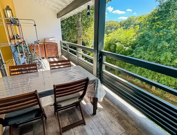 Sur Anglet Aritxague - Dernier étage pour ce beau type 3 de 62 m² habitable, pièce de vie de 30 m² sur terrasse de 14 m², cave + 2 places de parkings