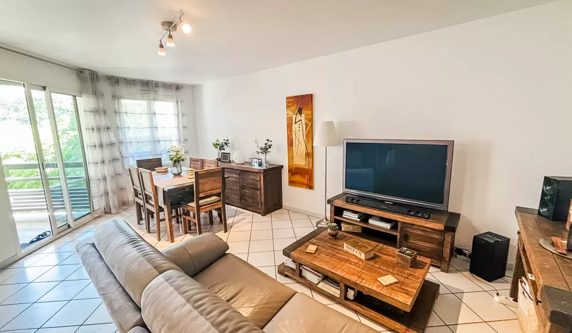Sur Anglet Aritxague - Dernier étage pour ce beau type 3 de 62 m² habitable, pièce de vie de 30 m² sur terrasse de 14 m², cave + 2 places de parkings