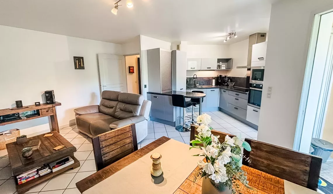 Sur Anglet Aritxague - Dernier étage pour ce beau type 3 de 62 m² habitable, pièce de vie de 30 m² sur terrasse de 14 m², cave + 2 places de parkings