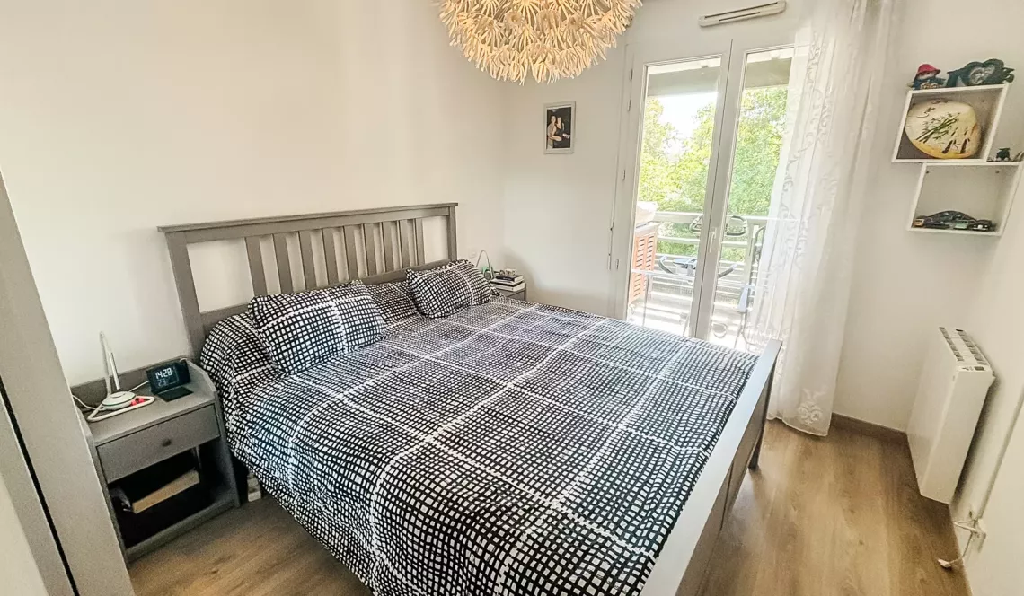 Sur Anglet Aritxague - Dernier étage pour ce beau type 3 de 62 m² habitable, pièce de vie de 30 m² sur terrasse de 14 m², cave + 2 places de parkings