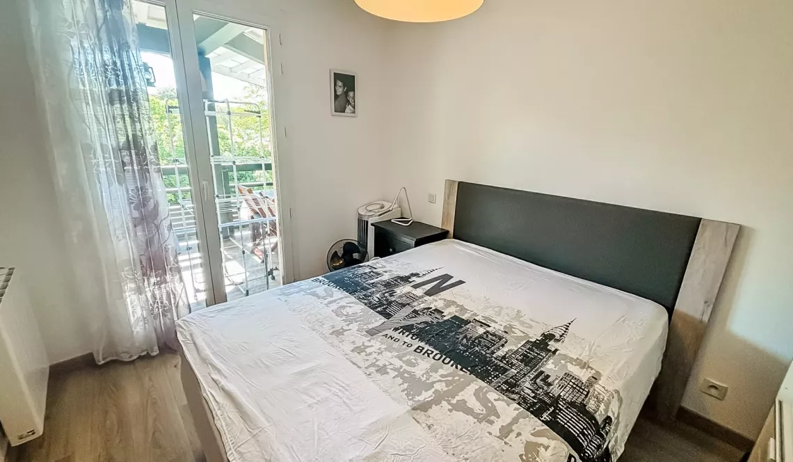 Sur Anglet Aritxague - Dernier étage pour ce beau type 3 de 62 m² habitable, pièce de vie de 30 m² sur terrasse de 14 m², cave + 2 places de parkings