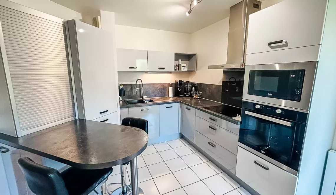 Sur Anglet Aritxague - Dernier étage pour ce beau type 3 de 62 m² habitable, pièce de vie de 30 m² sur terrasse de 14 m², cave + 2 places de parkings