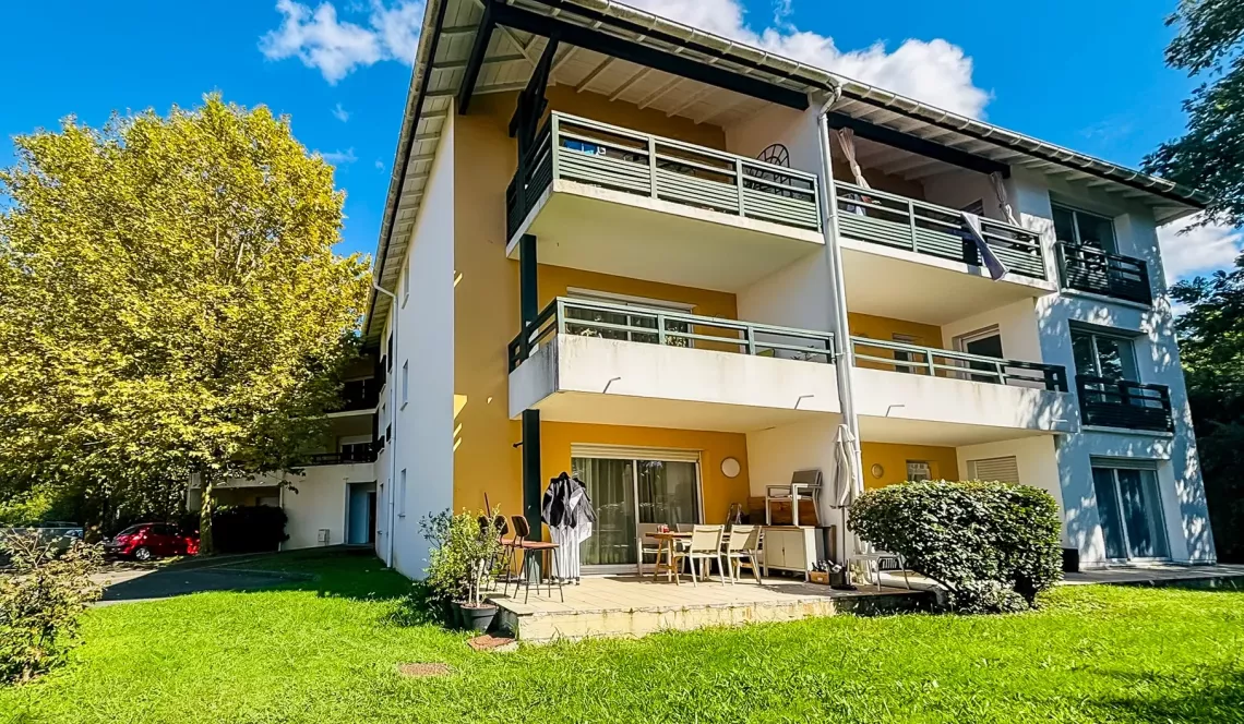 Sur Anglet Aritxague - Dernier étage pour ce beau type 3 de 62 m² habitable, pièce de vie de 30 m² sur terrasse de 14 m², cave + 2 places de parkings