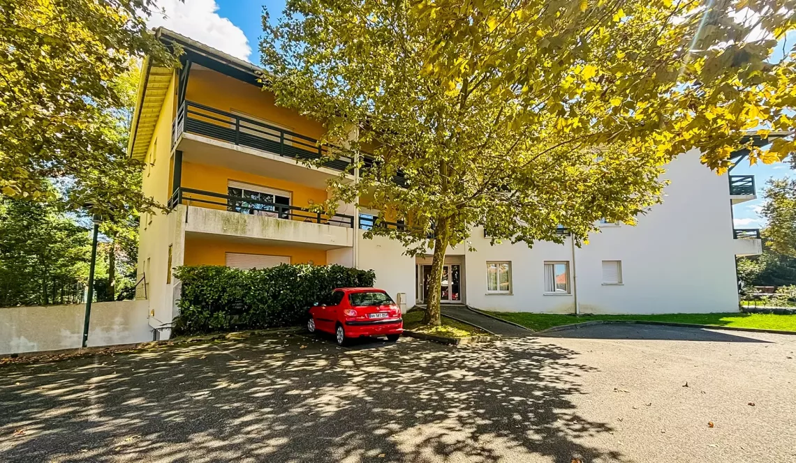 Sur Anglet Aritxague - Dernier étage pour ce beau type 3 de 62 m² habitable, pièce de vie de 30 m² sur terrasse de 14 m², cave + 2 places de parkings
