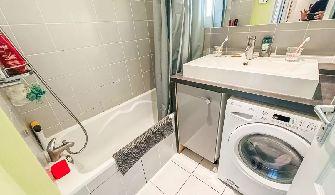 Sur Anglet Aritxague - Dernier étage pour ce beau type 3 de 62 m² habitable, pièce de vie de 30 m² sur terrasse de 14 m², cave + 2 places de parkings