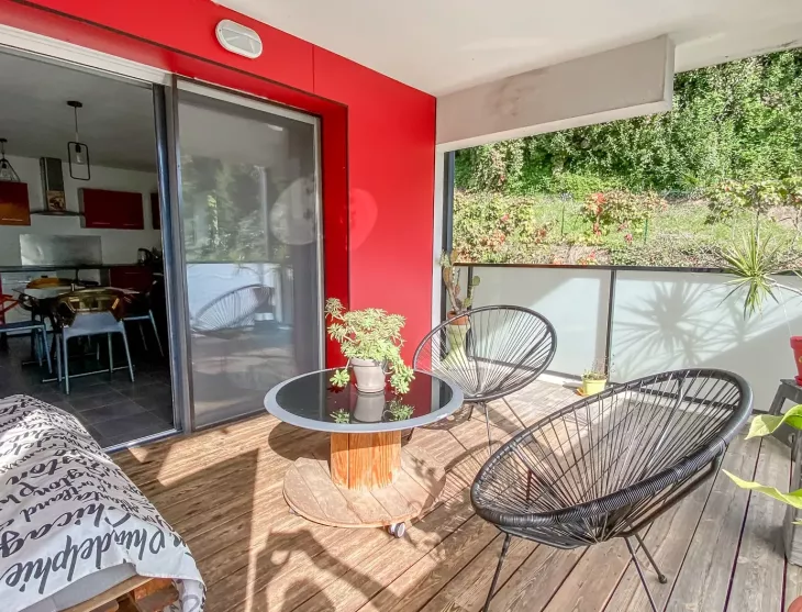 Bayonne les Arènes - Dans résidence de 2011, beau type 2 de 43 m² habitable, belle pièce de vie de 21 m² sur terrasse de 15 m², parking en sous-sol