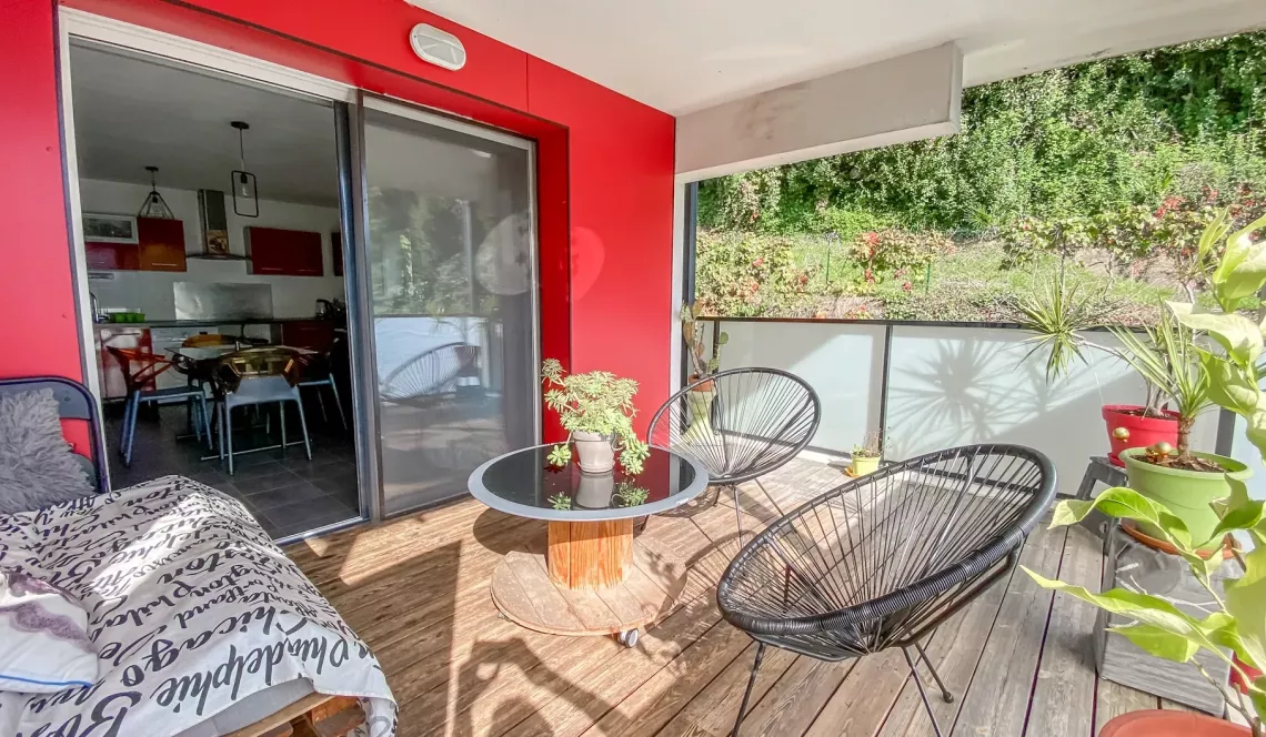 Bayonne les Arènes - Dans résidence de 2011, beau type 2 de 43 m² habitable, belle pièce de vie de 21 m² sur terrasse de 15 m², parking en sous-sol