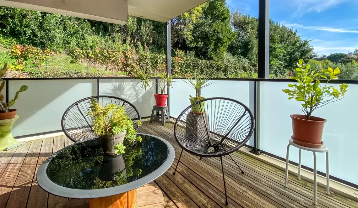 Bayonne les Arènes - Dans résidence de 2011, beau type 2 de 43 m² habitable, belle pièce de vie de 21 m² sur terrasse de 15 m², parking en sous-sol