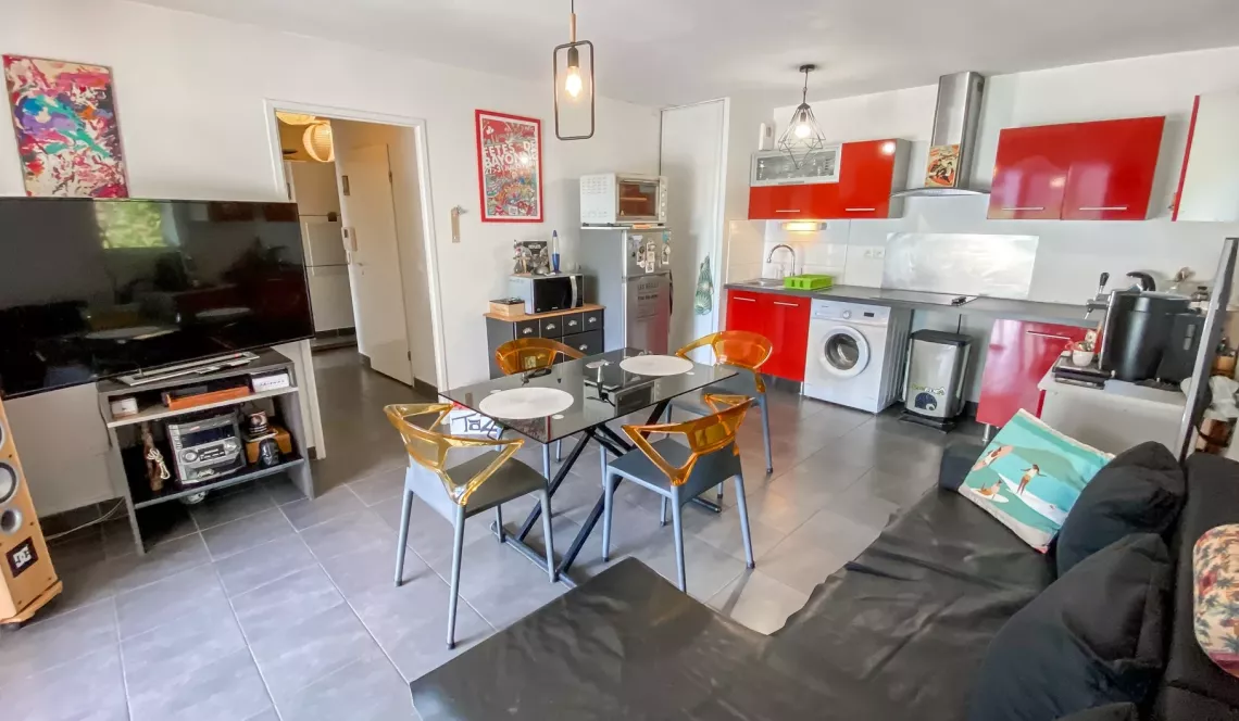 Bayonne les Arènes - Dans résidence de 2011, beau type 2 de 43 m² habitable, belle pièce de vie de 21 m² sur terrasse de 15 m², parking en sous-sol