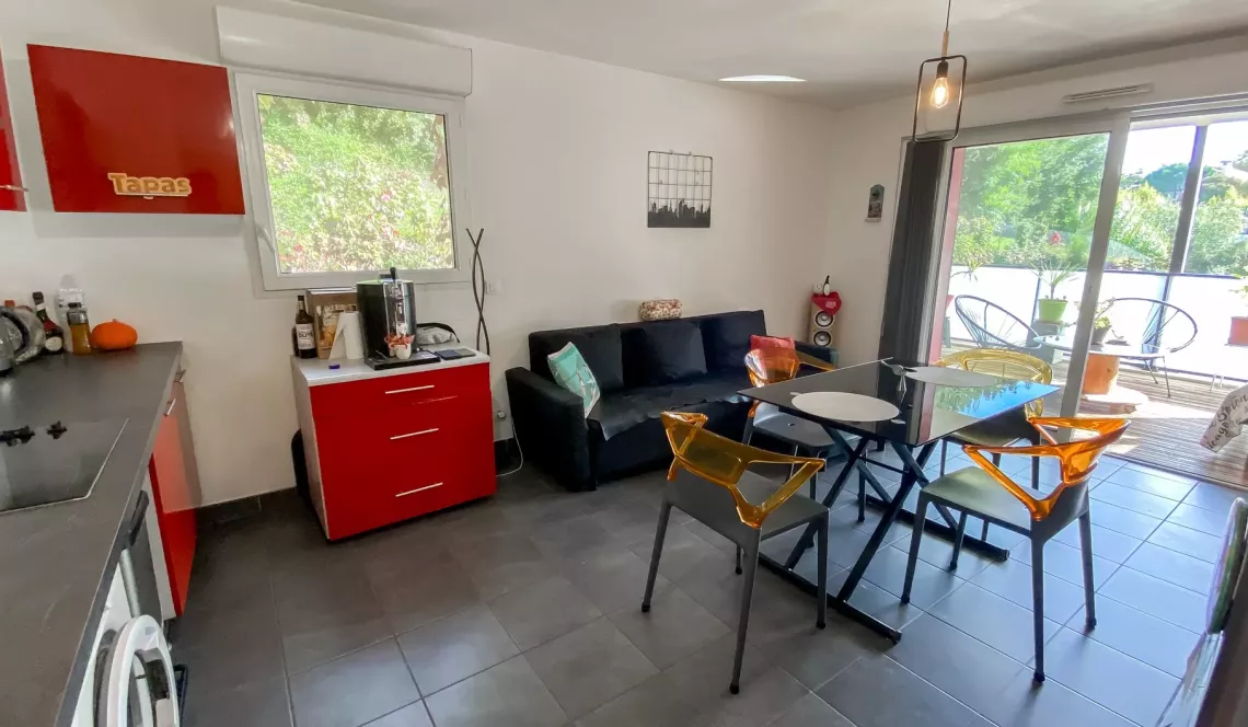 Bayonne les Arènes - Dans résidence de 2011, beau type 2 de 43 m² habitable, belle pièce de vie de 21 m² sur terrasse de 15 m², parking en sous-sol