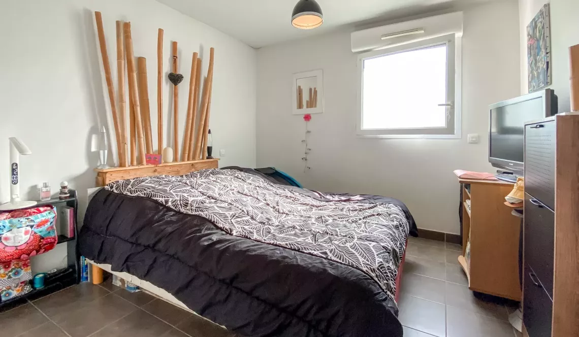 Bayonne les Arènes - Dans résidence de 2011, beau type 2 de 43 m² habitable, belle pièce de vie de 21 m² sur terrasse de 15 m², parking en sous-sol
