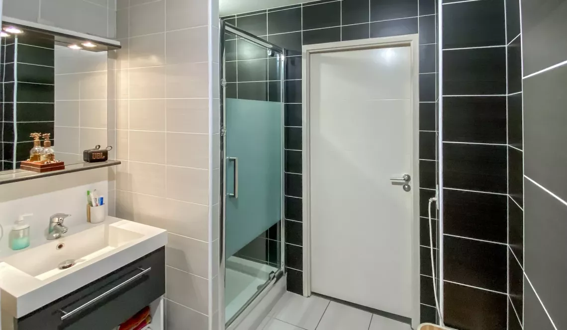 Bayonne les Arènes - Dans résidence de 2011, beau type 2 de 43 m² habitable, belle pièce de vie de 21 m² sur terrasse de 15 m², parking en sous-sol