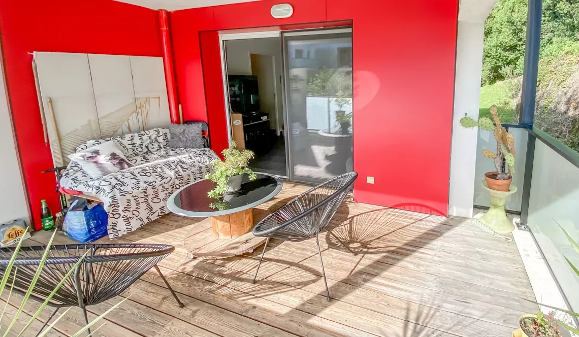 Bayonne les Arènes - Dans résidence de 2011, beau type 2 de 43 m² habitable, belle pièce de vie de 21 m² sur terrasse de 15 m², parking en sous-sol